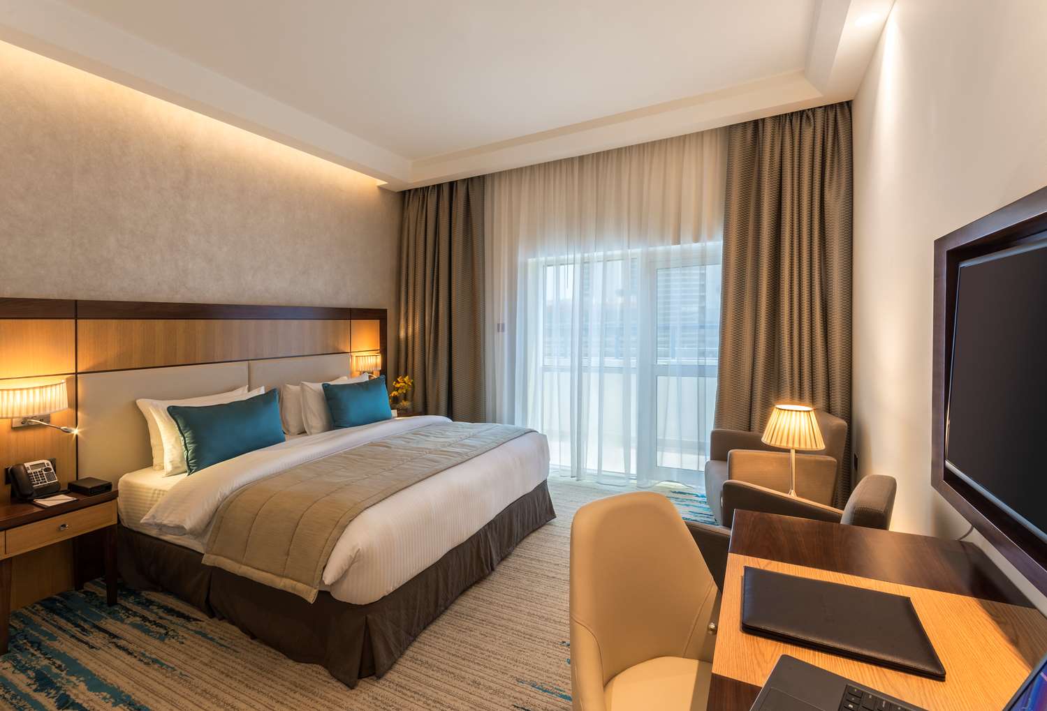 Golden Tulip Media Hotel deluxe soba.jpg