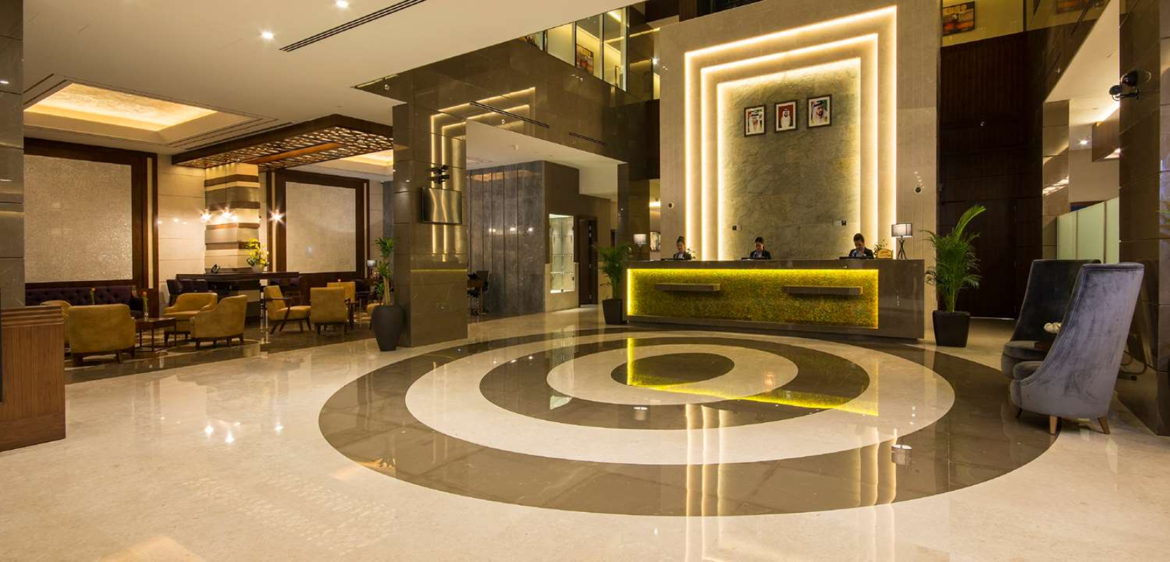Golden Tulip Media Hotel recepcija.jpg