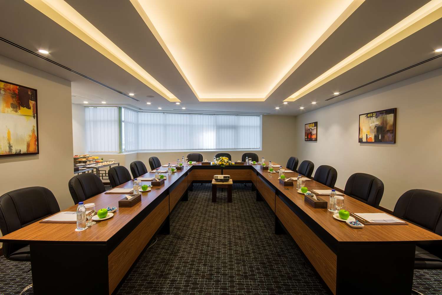 Golden Tulip Media Hotel sala za sastanke.jpg