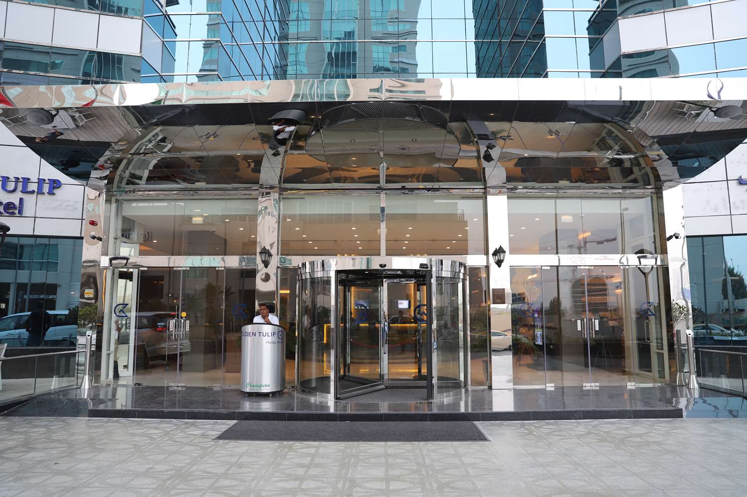 Golden Tulip Media Hotel ulaz u hotel.jpg