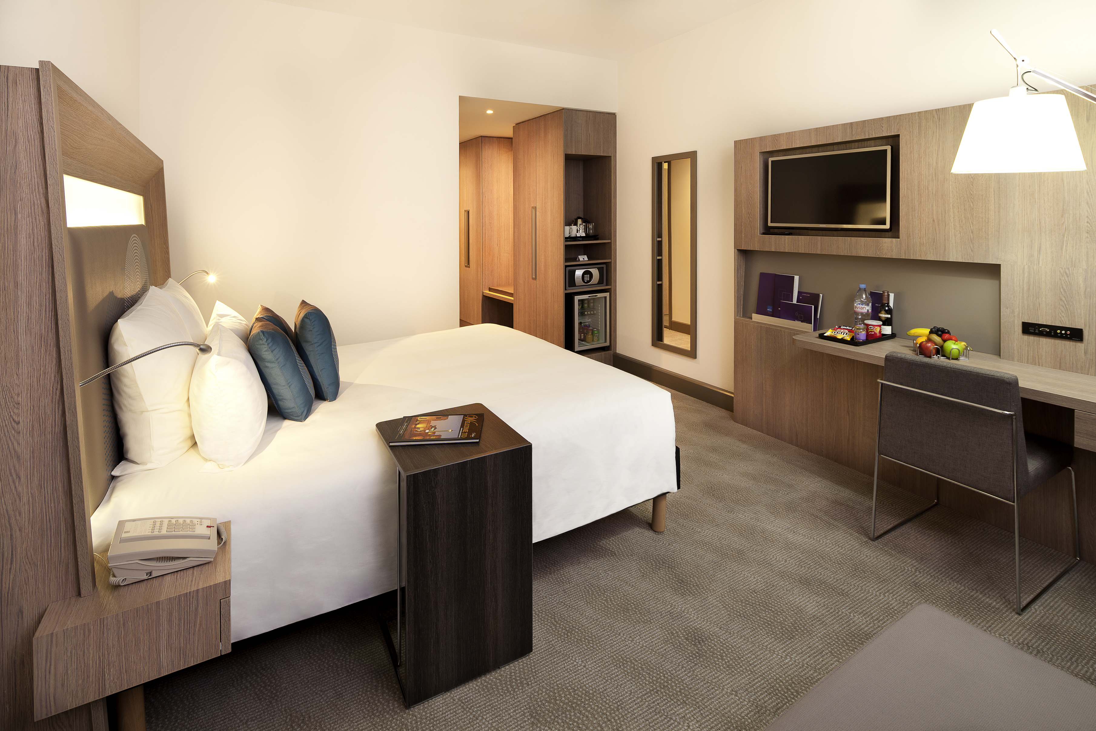 Novotel World Trade Centre Dubai spavaća soba apartmana.jpg