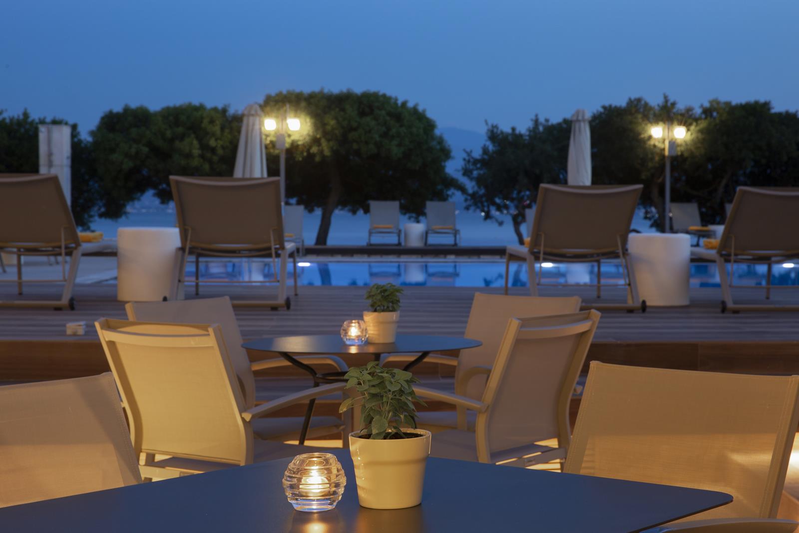 Hotel Negroponte Resort bar na bazenu.jpg