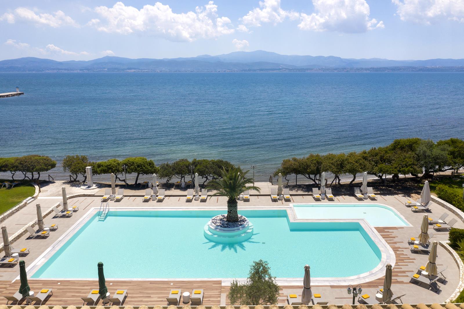 Hotel Negroponte Resort bazen i more.jpg