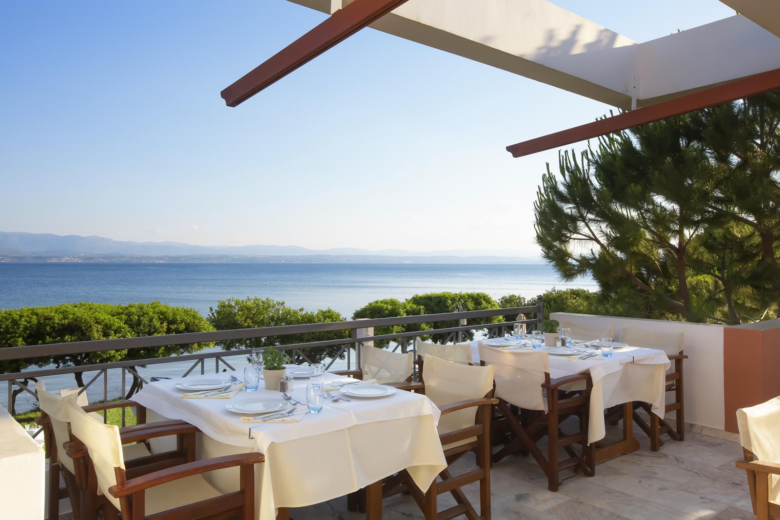 Hotel Negroponte Resort restoran veranda.jpg