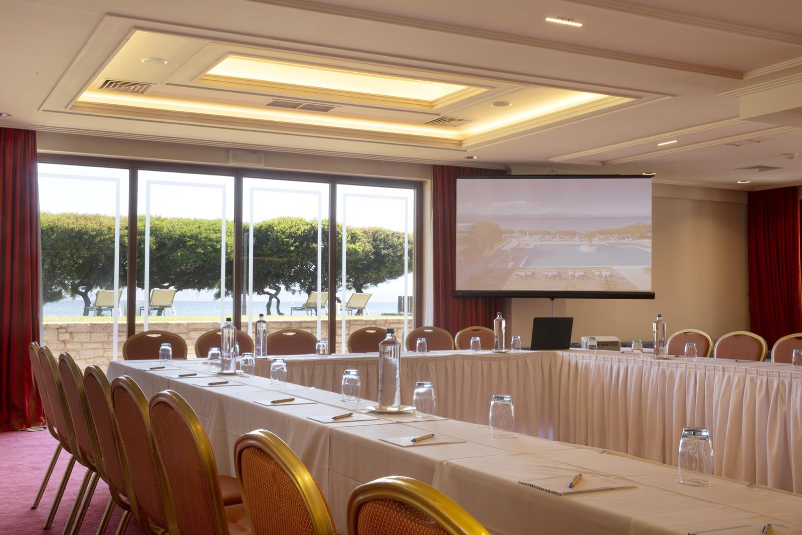 Hotel Negroponte Resort sala za sastanke.jpg