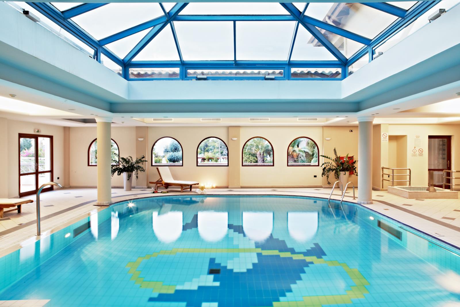 Hotel Negroponte Resort zatvoreni bazen.jpg