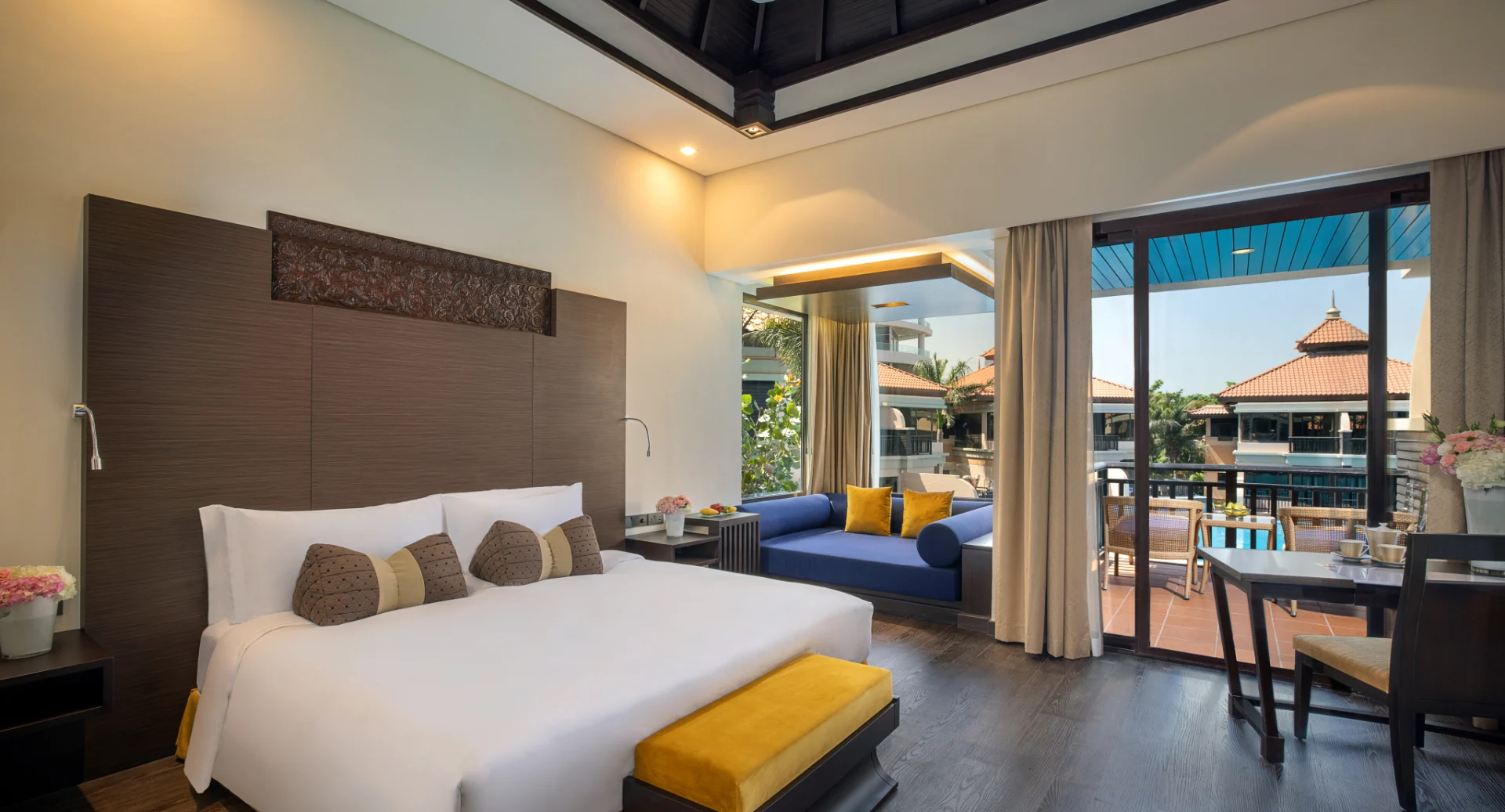 Anantara The Palm Dubai Resort Hotel deluxe soba.jpg