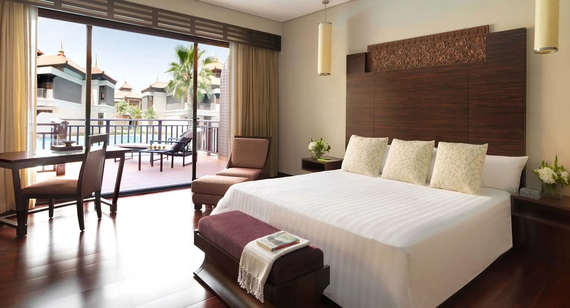 Anantara The Palm Dubai Resort Hotel soba sa direktnim pristupom laguni.jpg