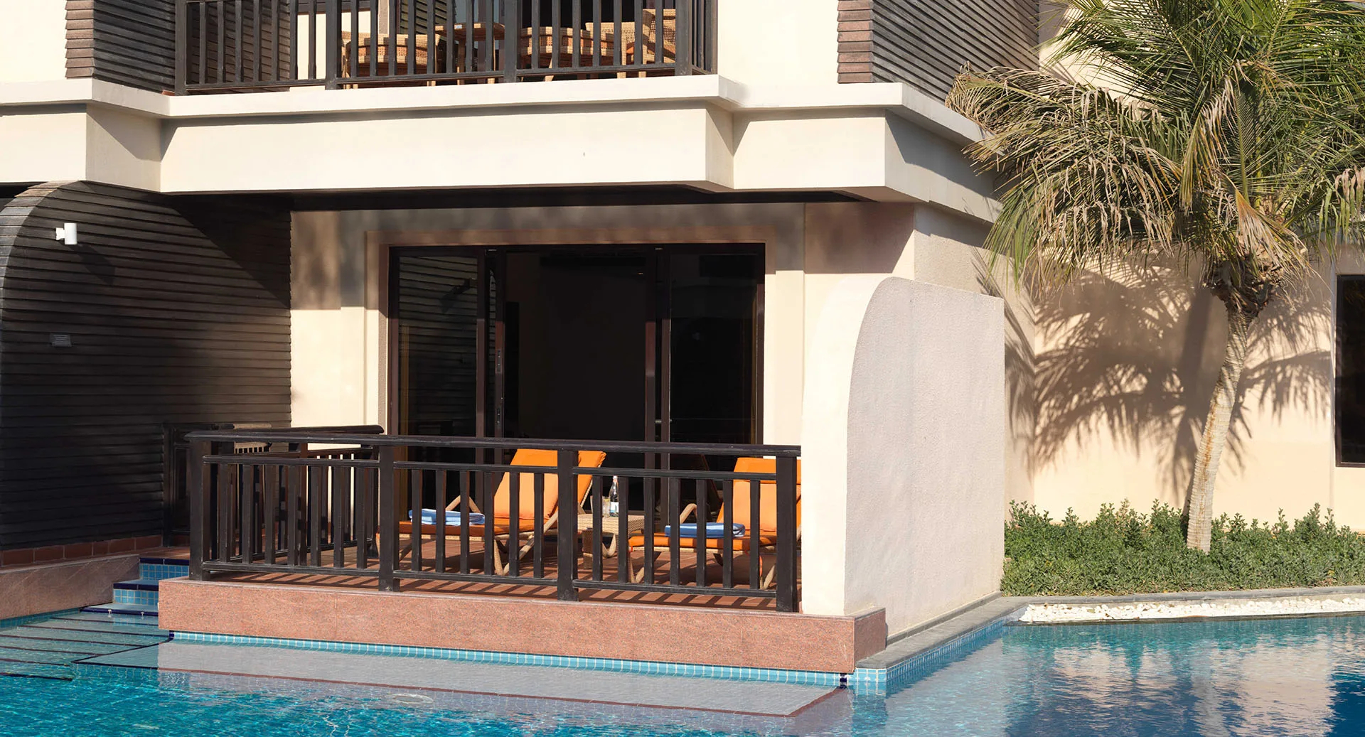 Anantara The Palm Dubai Resort Hotel terase sa direktnim pristupom lagunui.jpg