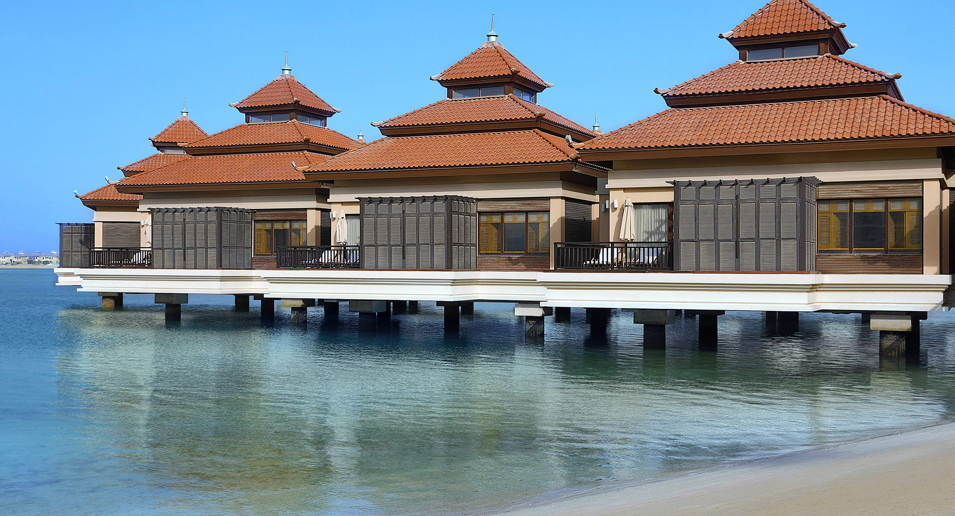 Anantara The Palm Dubai Resort Hotel vile iznad vode.jpg