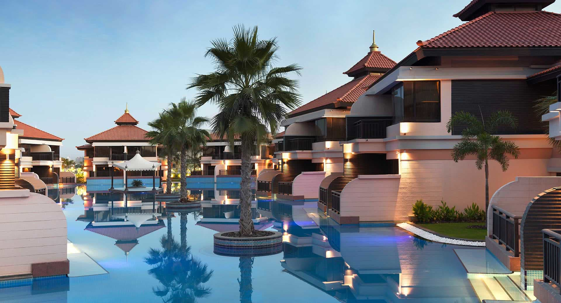 Anantara The Palm Dubai Resort Hotel vile u laguni.jpg