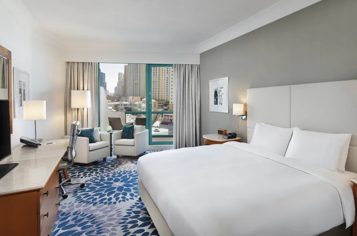 Hilton Dubai Jumeirah deluxe soba izgled.jpg