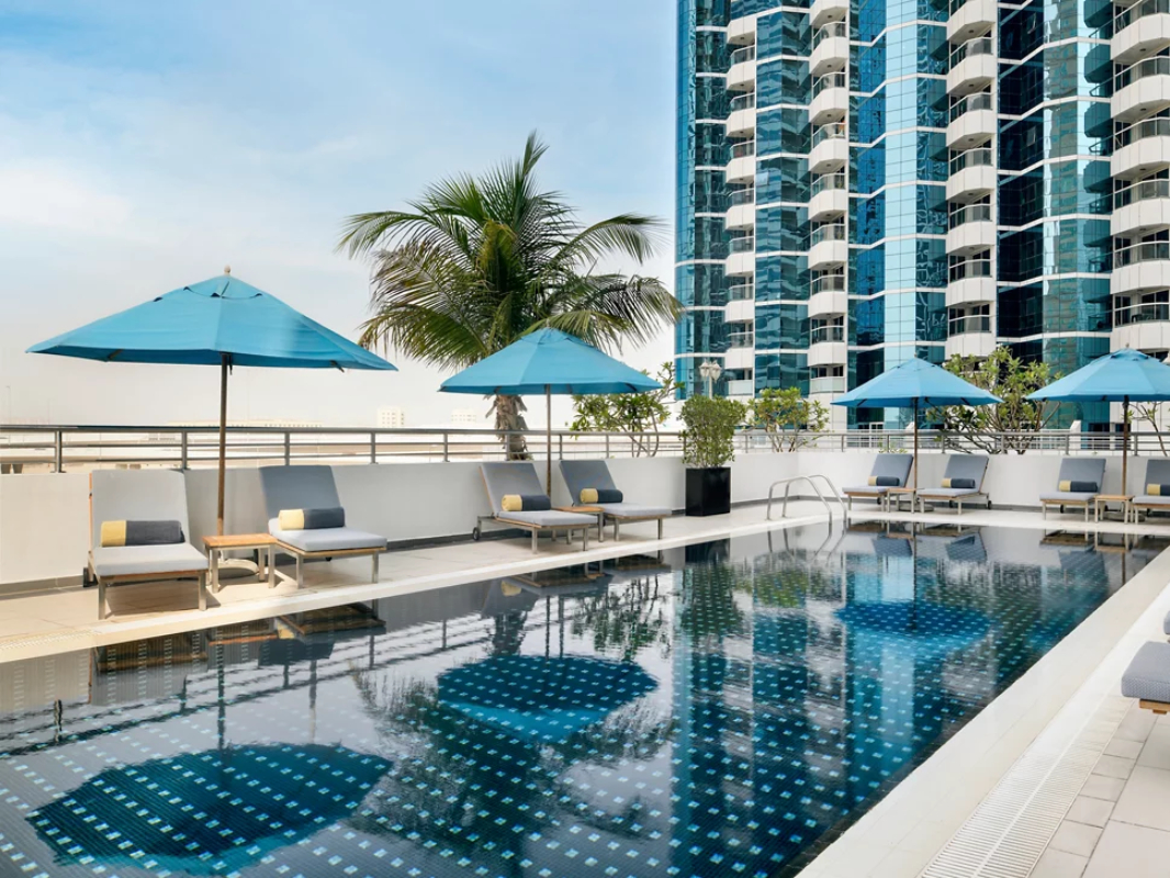 Movenpick Jumeirah Lake Towers Hotel bazen.jpg