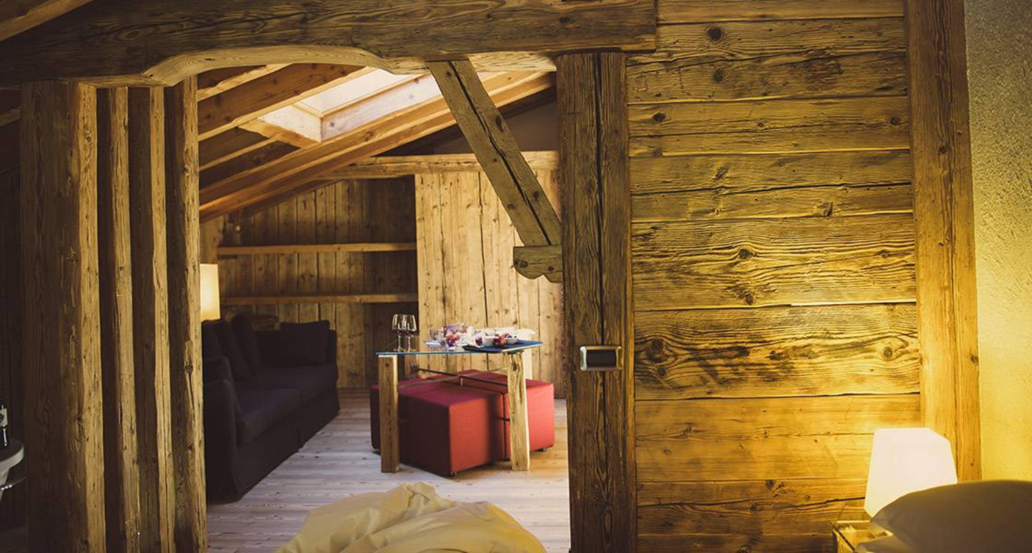 Alpen Hotel Chalet taula dnevna soba