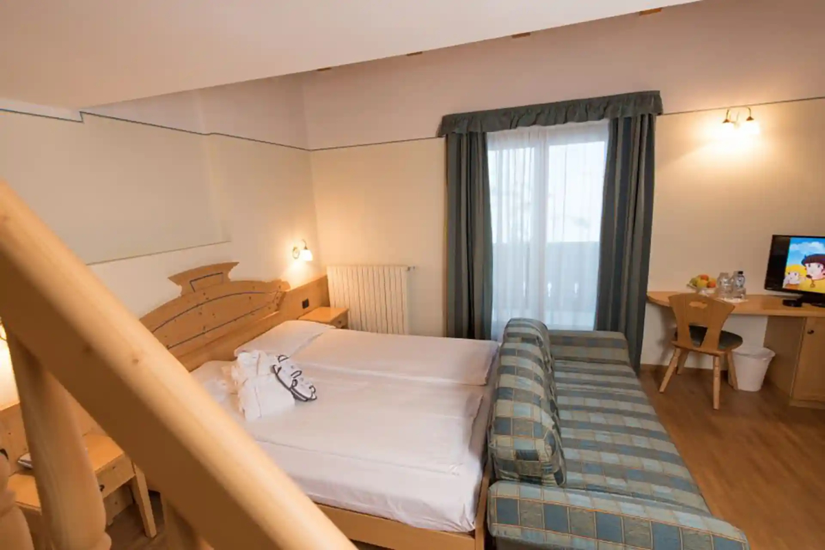 Hotel Interalpen trokrevetna spavaća soba