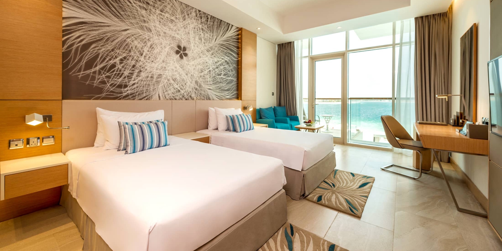 Royal Central Hotel & Resort The Palm premium soba izgled.jpg