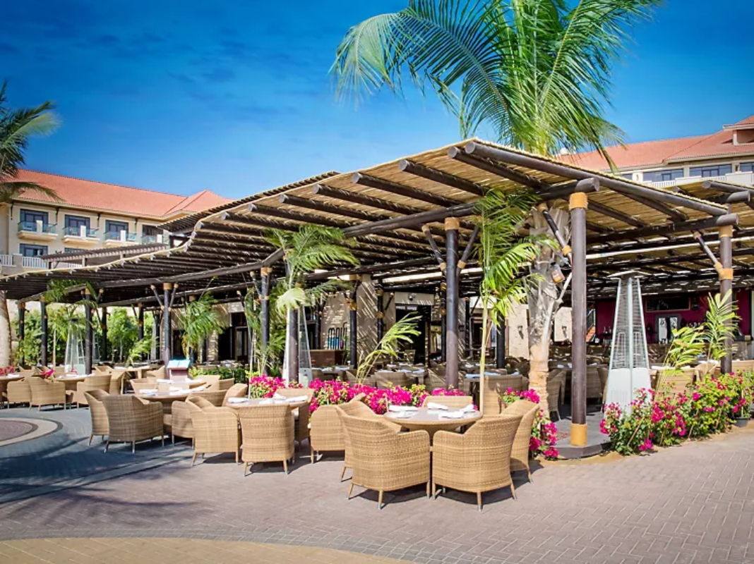 Sofitel Dubai The Palm jedan od barova.jpg