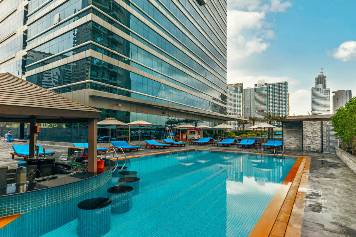 Stella DI Mare Dubai Marina Hotel bar pored bazena.jpg