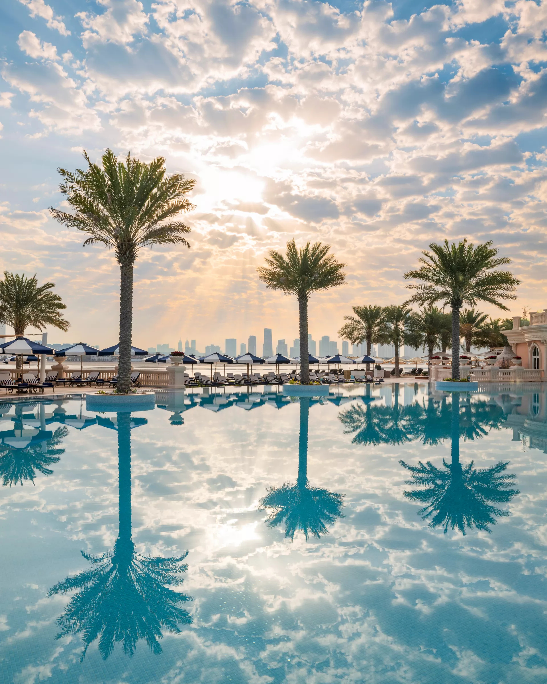 Raffles The Palm Dubai bazen.jpg