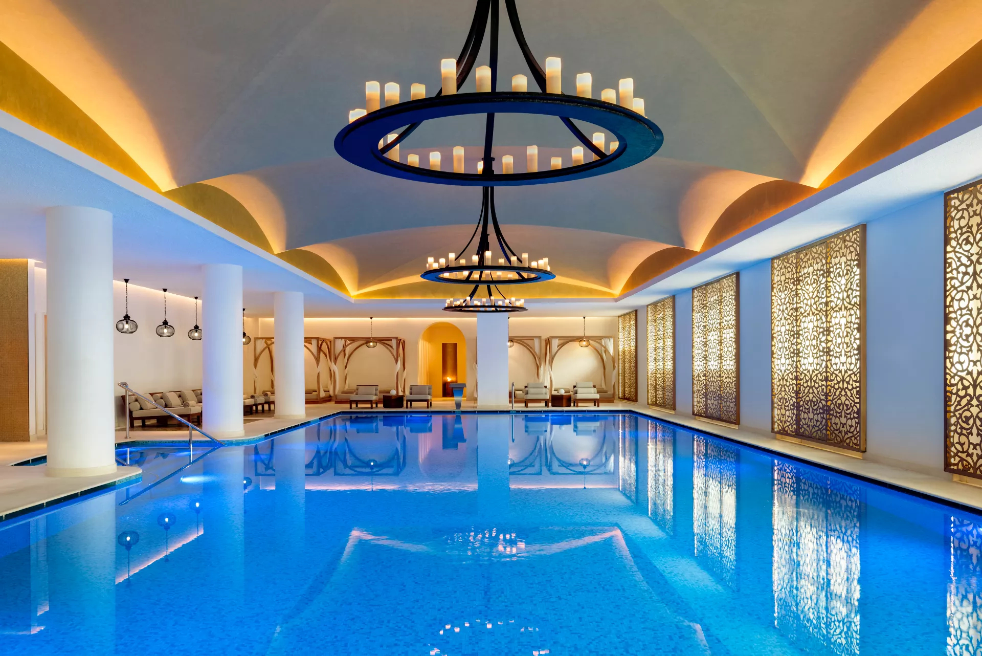 Raffles The Palm Dubai unutrašnji bazen.jpg