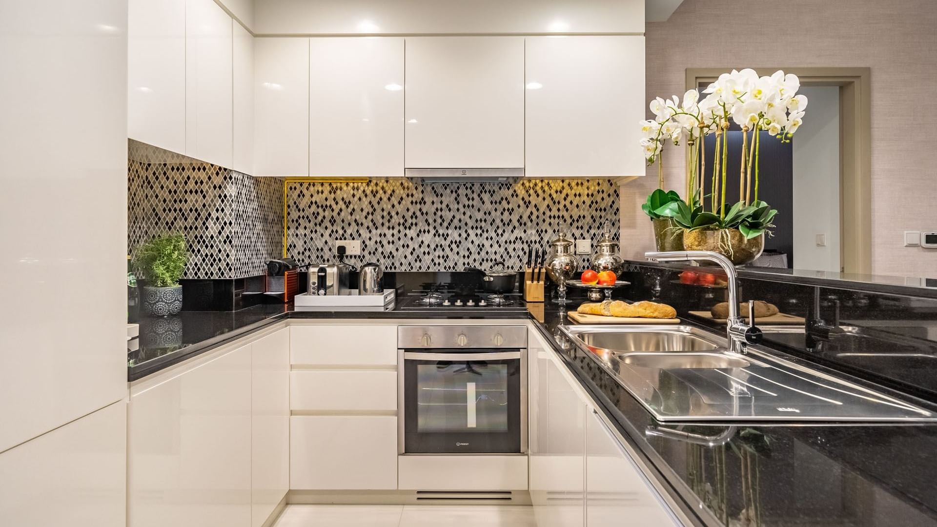 Damac Maison Aykon City Dubai kuhinja apartmana.jpg
