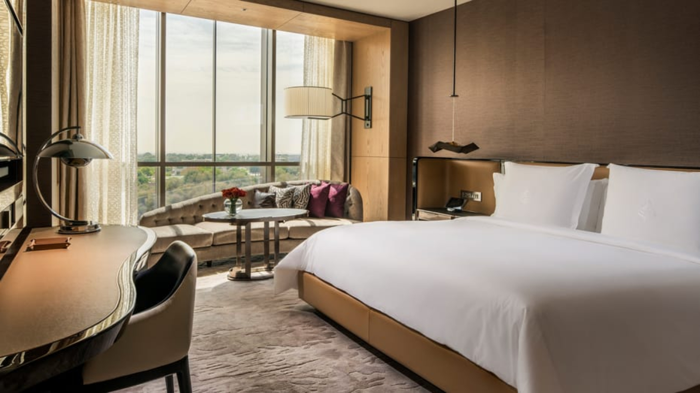 Four Seasons Hotel Dubai International Financial Centre deluxe soba.jpg