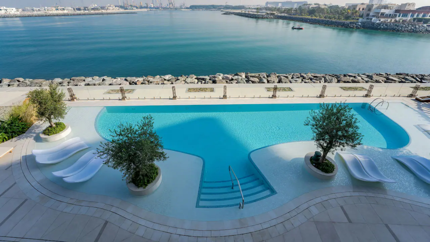Hyatt Centric Jumeirah Dubai bazen.jpg