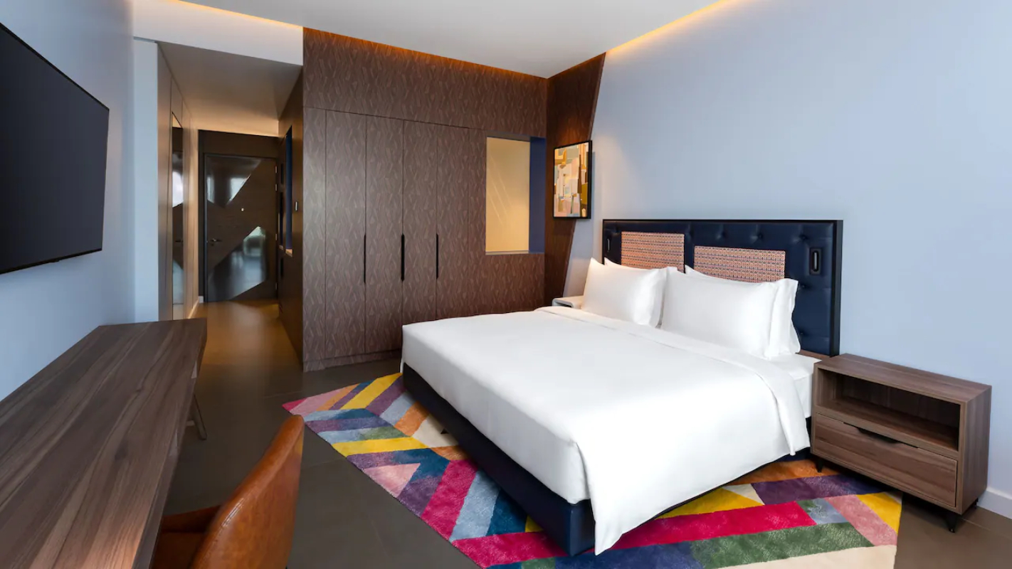 Hyatt Centric Jumeirah Dubai standardna soba.jpg