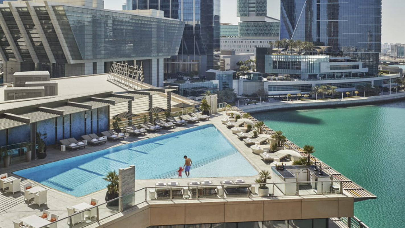 Four Seasons Hotel Abu Dhabi at Al Maryah Island izgled bazena.jpg