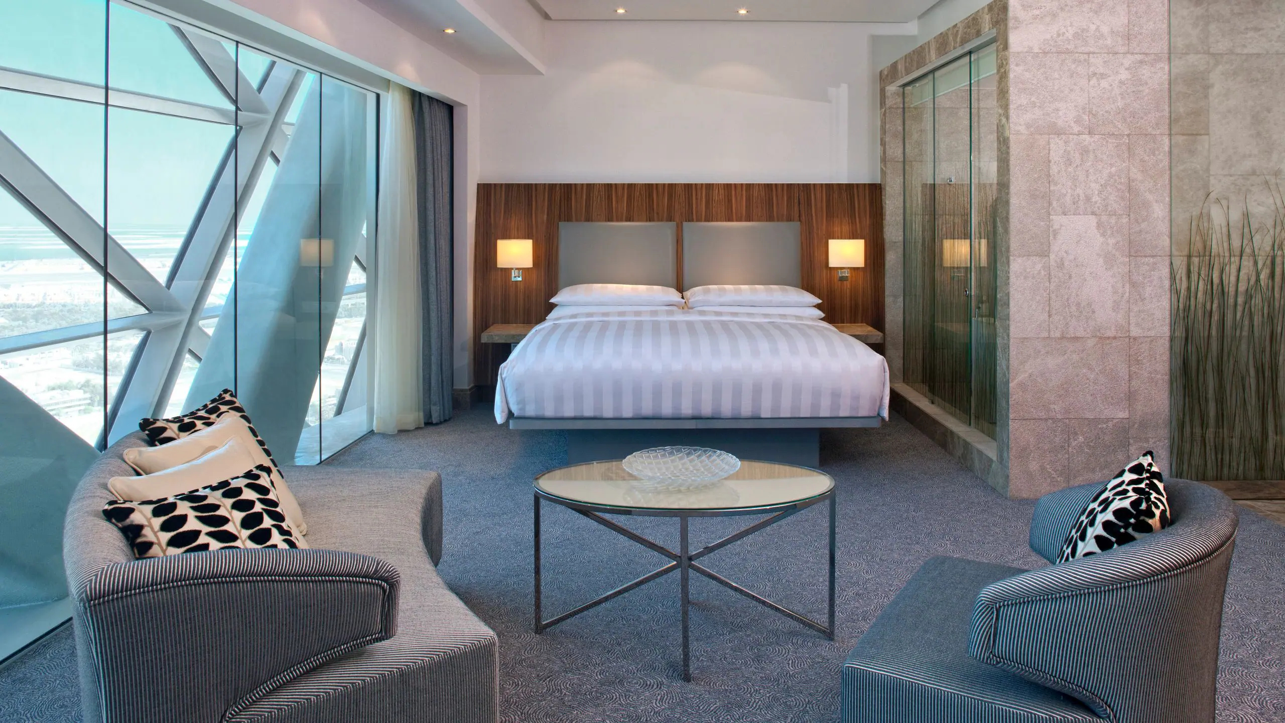 Andaz Capital Gate abu Dhabi-a concept by Hyatt deluxe soba izgled.jpg