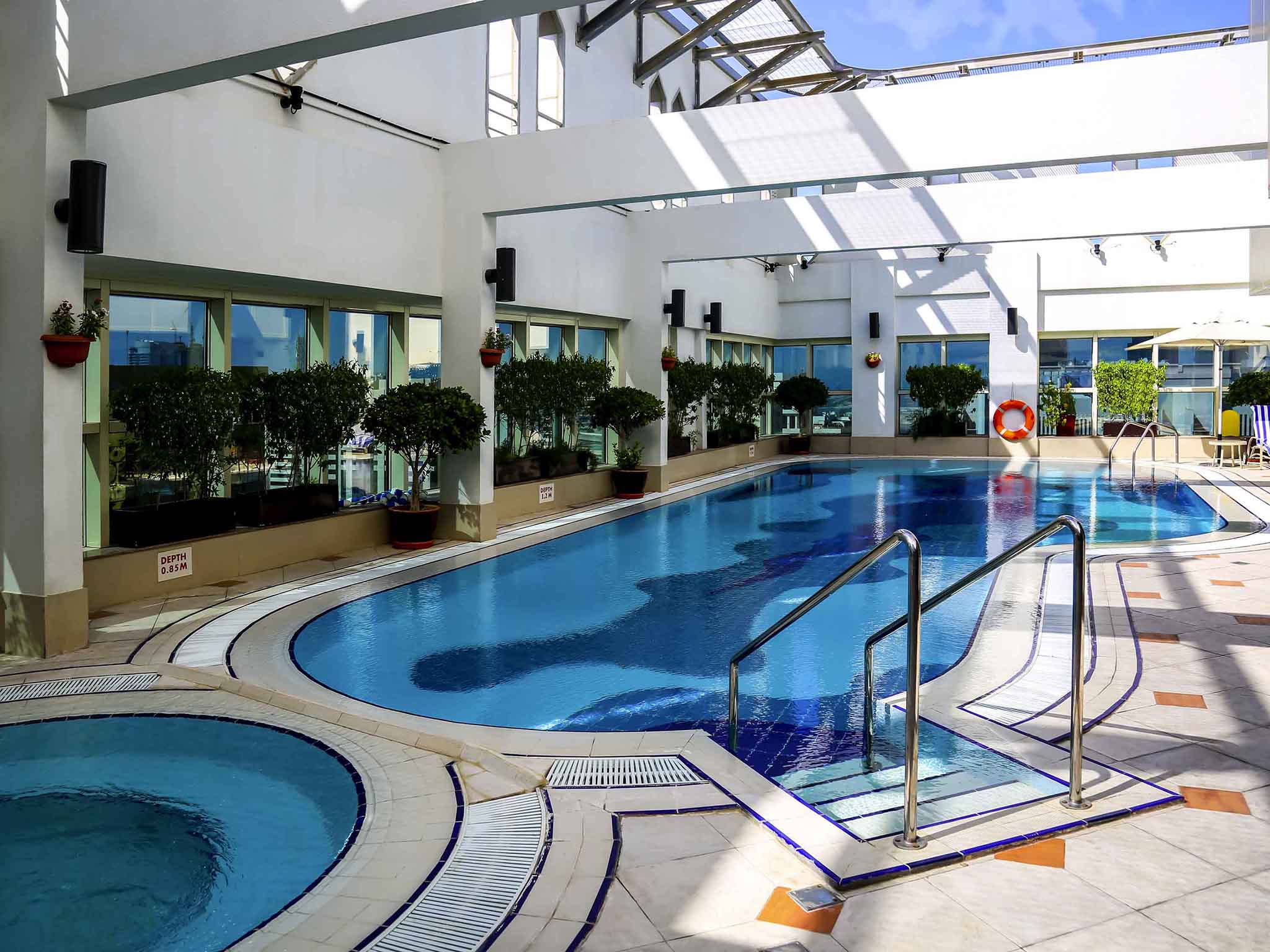 Majlis Grand Mercure Residence Abu Dhabi bazen.jpg