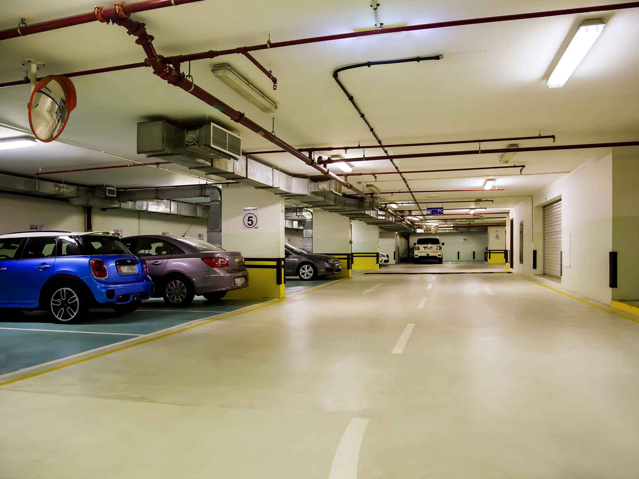 Majlis Grand Mercure Residence Abu Dhabi parking.jpg