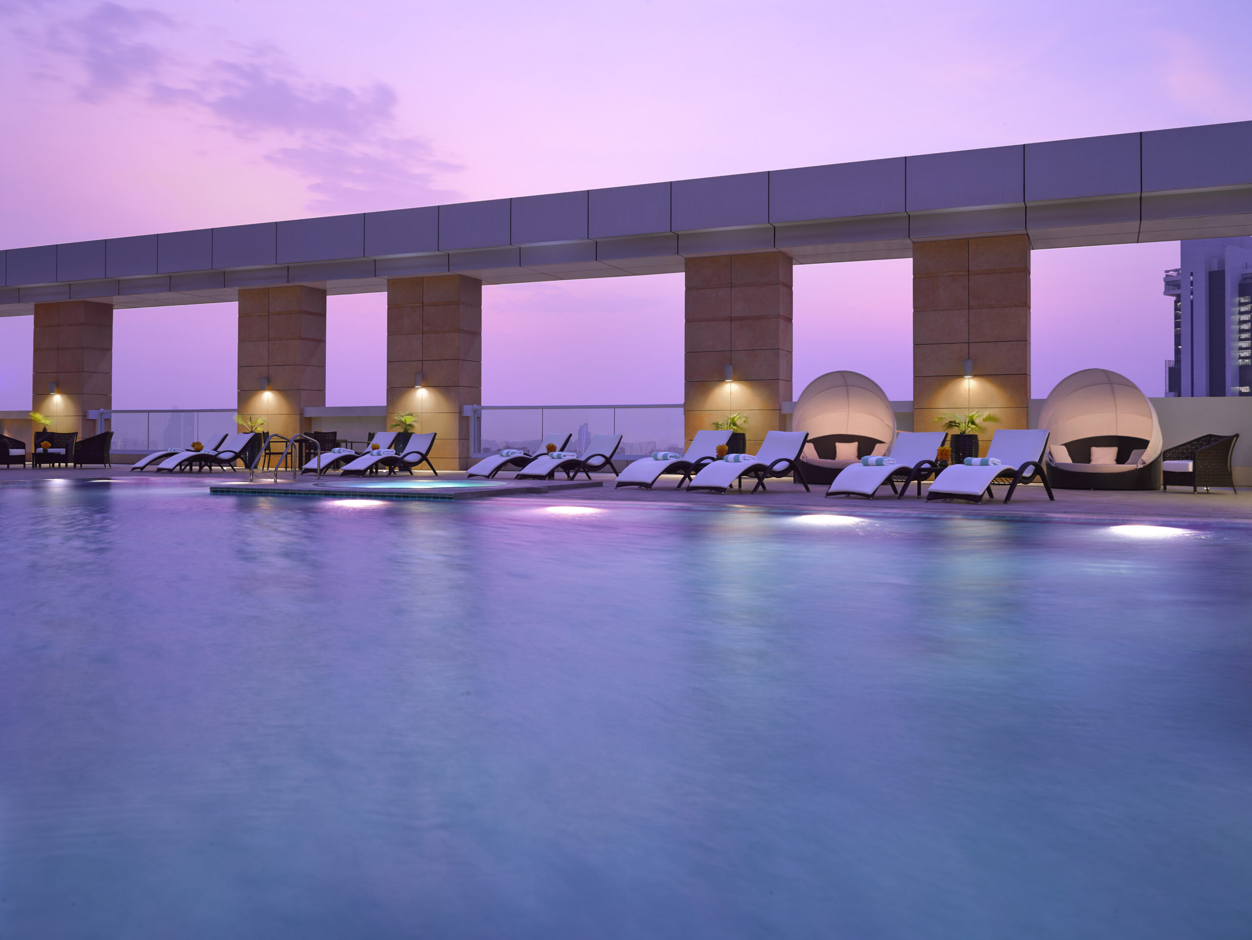 Dusit Thani Abu Dhabi bazen.jpg