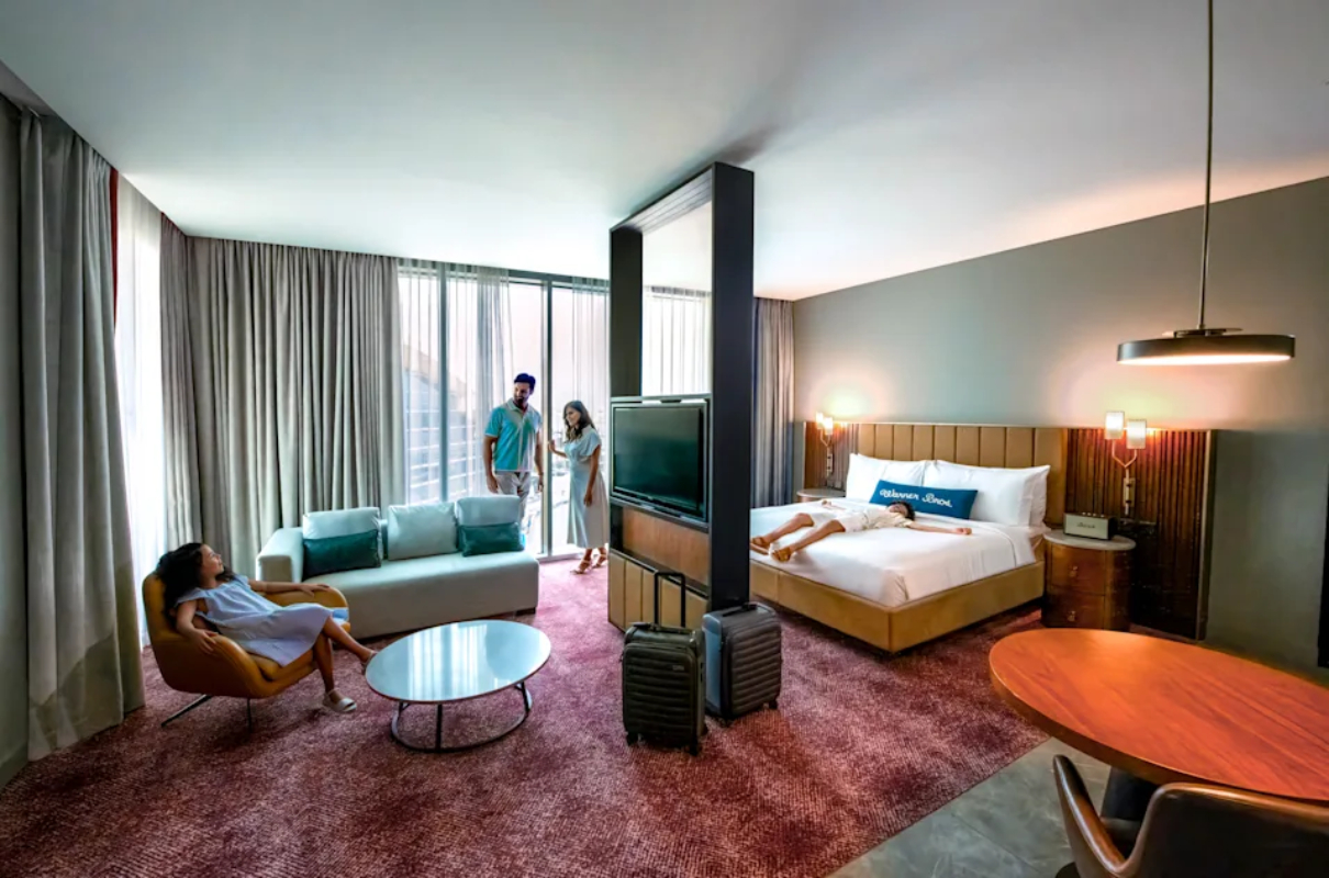 The WB Abu Dhabi, Curio Collection by Hilton Hotel artist soba izgled.jpg