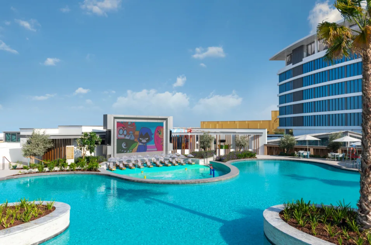 The WB Abu Dhabi, Curio Collection by Hilton Hotel bazen.jpg
