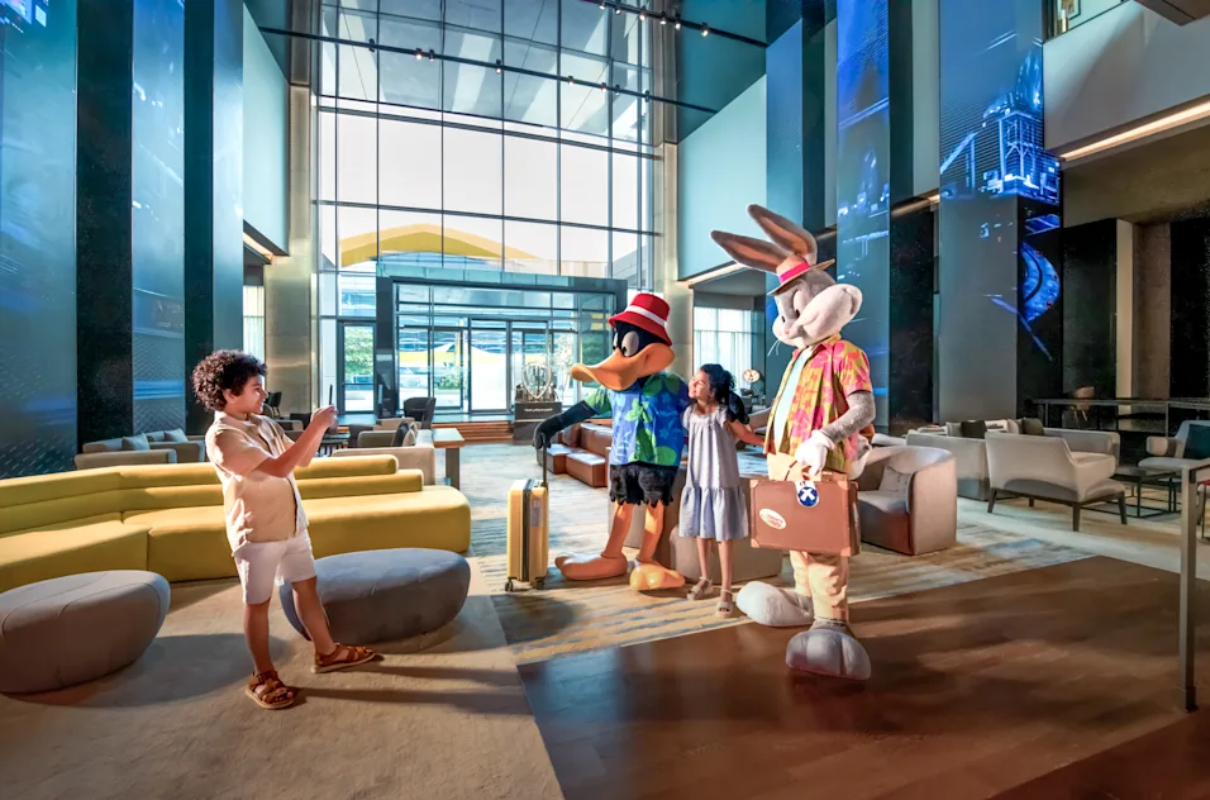 The WB Abu Dhabi, Curio Collection by Hilton Hotel lobi prostor.jpg