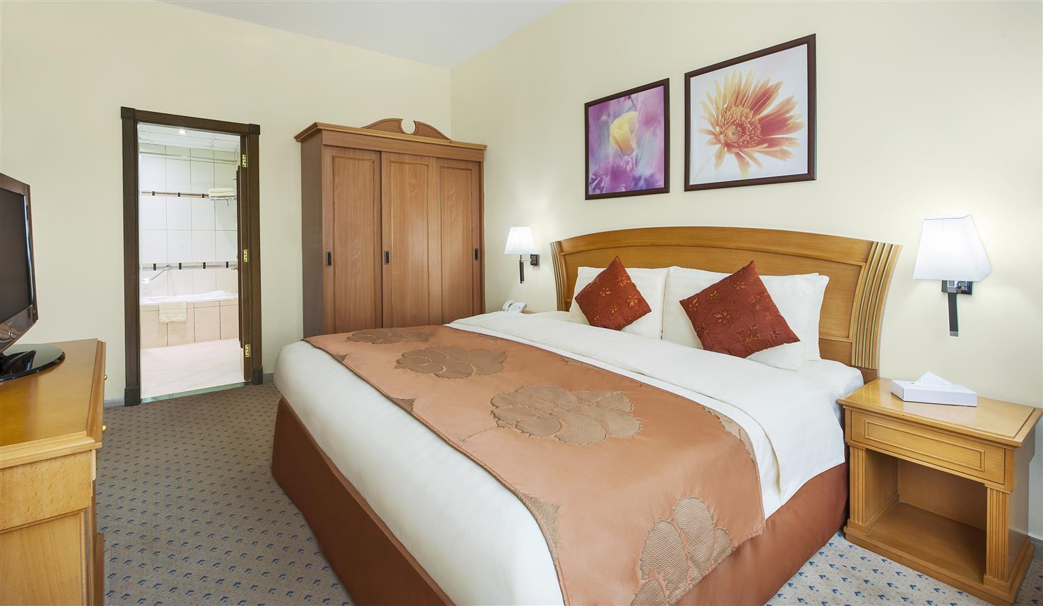 Golden Tulip Sharjah Hotel Apartments-Executive dvosoban suite.jpg