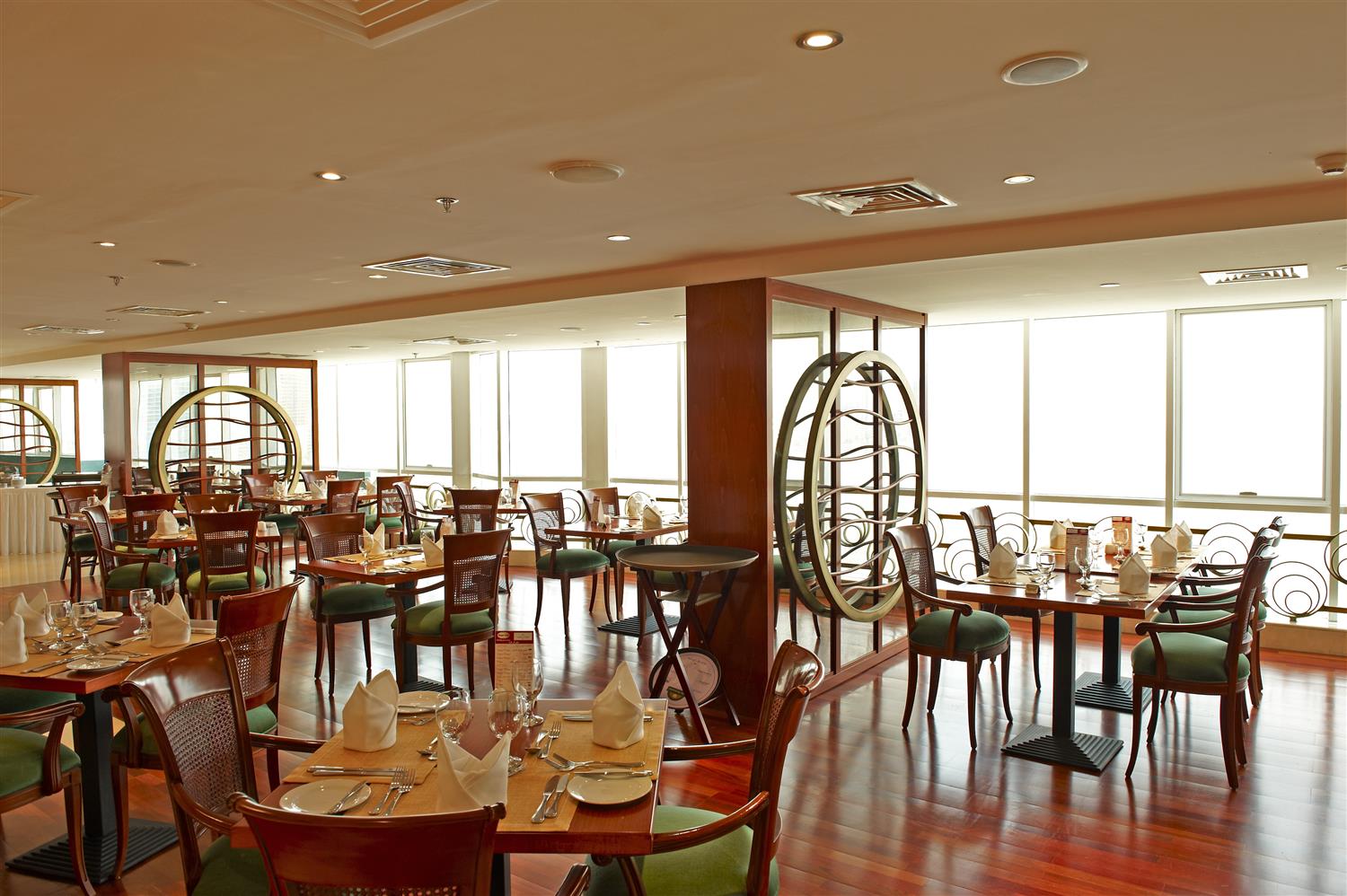 Golden Tulip Sharjah Hotel Apartments-Glavni restoran.jpg
