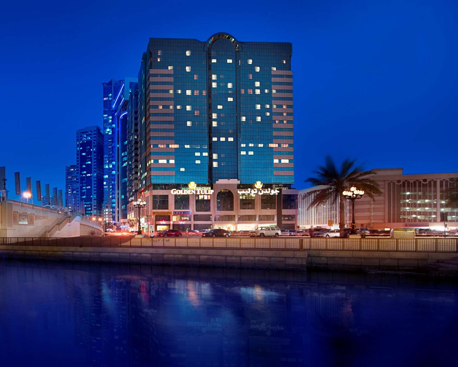 Golden Tulip Sharjah Hotel Apartments-Hotel spolja.jpg