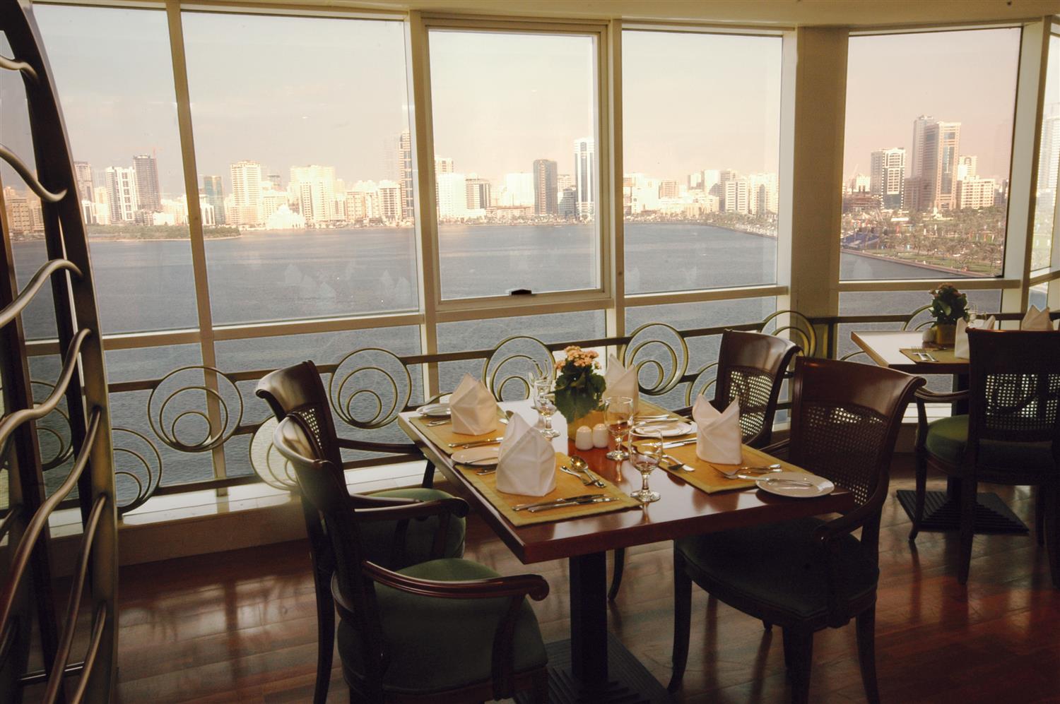 Golden Tulip Sharjah Hotel Apartments-Restoran.jpg