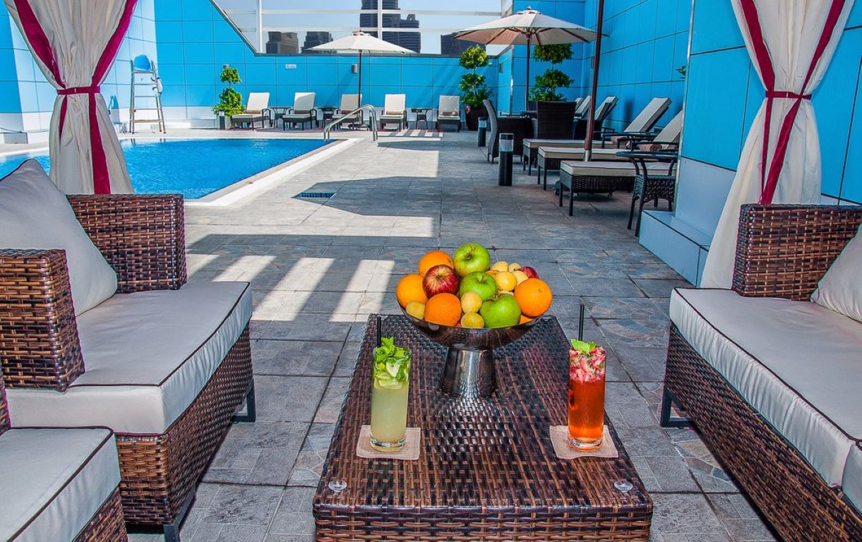 Copthorne Hotel Sharjah-Oblast oko bazena.jpg