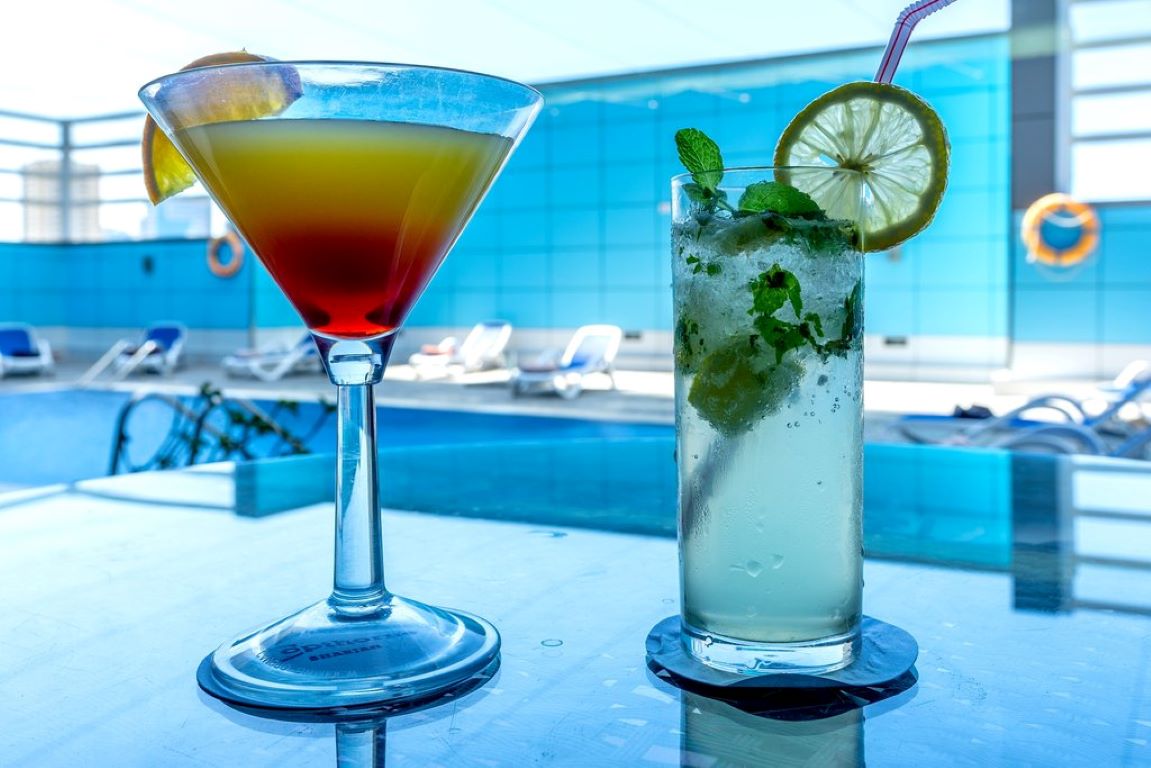 Copthorne Hotel Sharjah-Restoran pored bazena.jpg