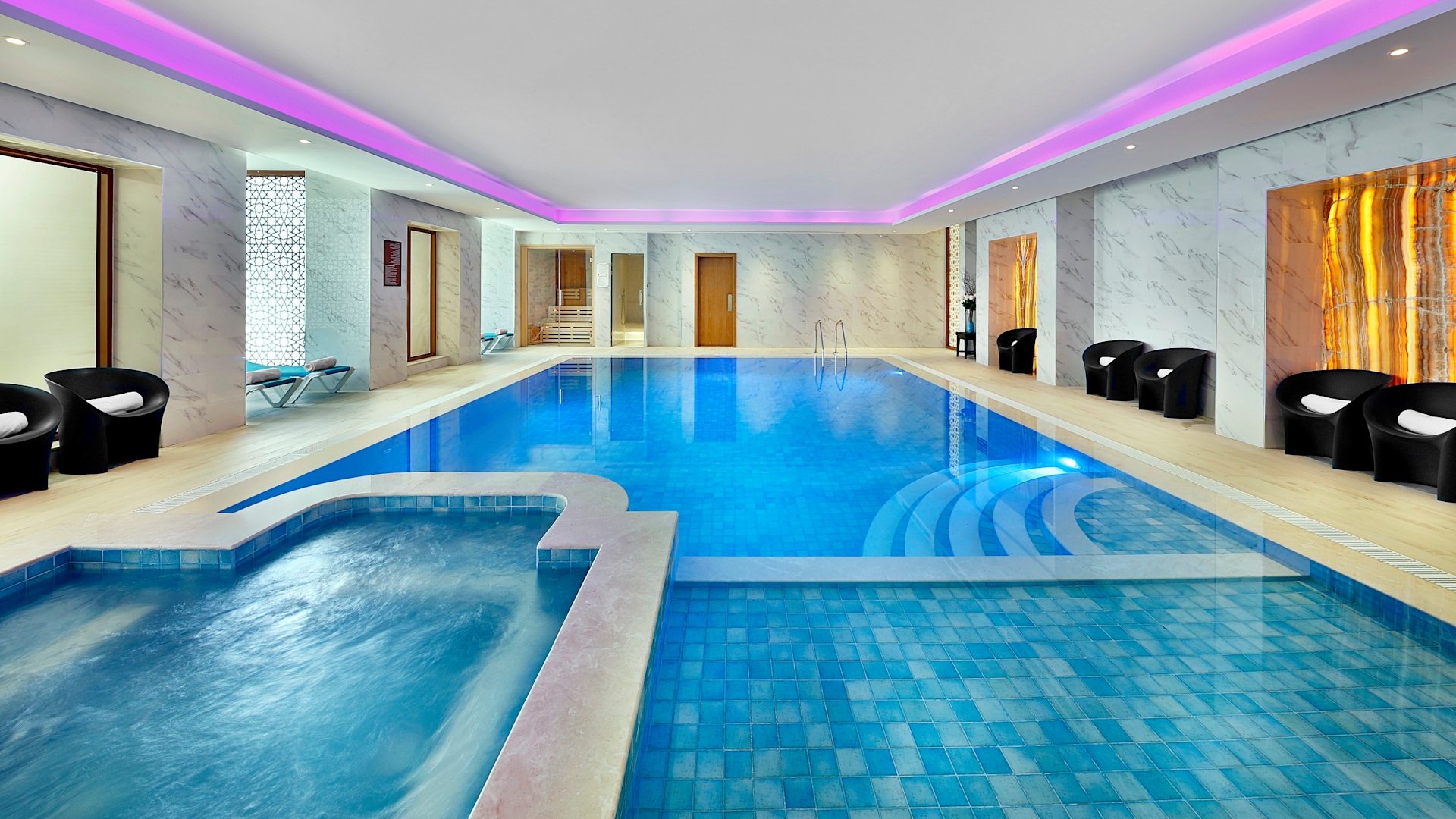 DoubleTree by Hilton Resort & Spa Marjan Island zatvoreni bazen.jpg