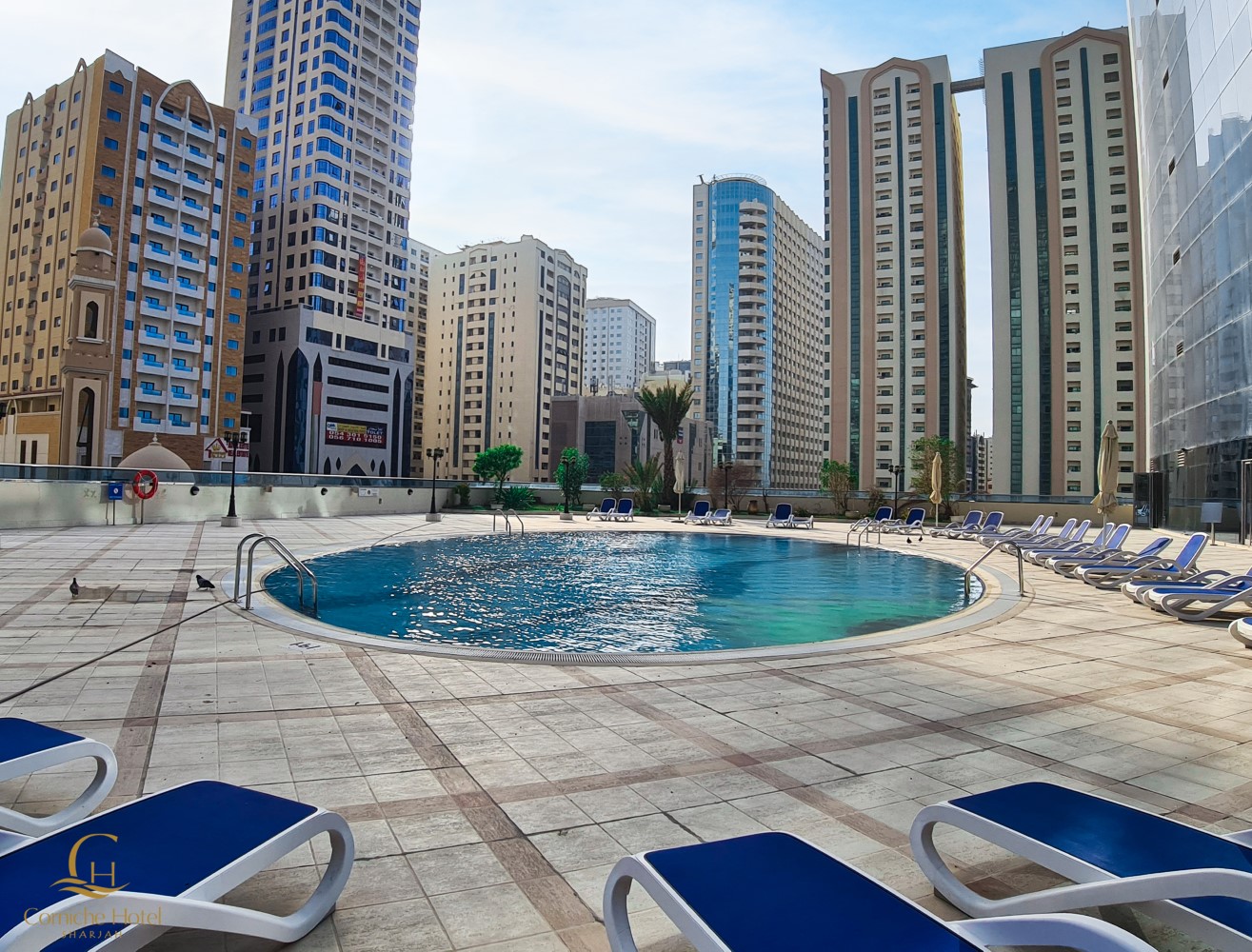 Corniche Hotel Sharjah-Bazen.jpg