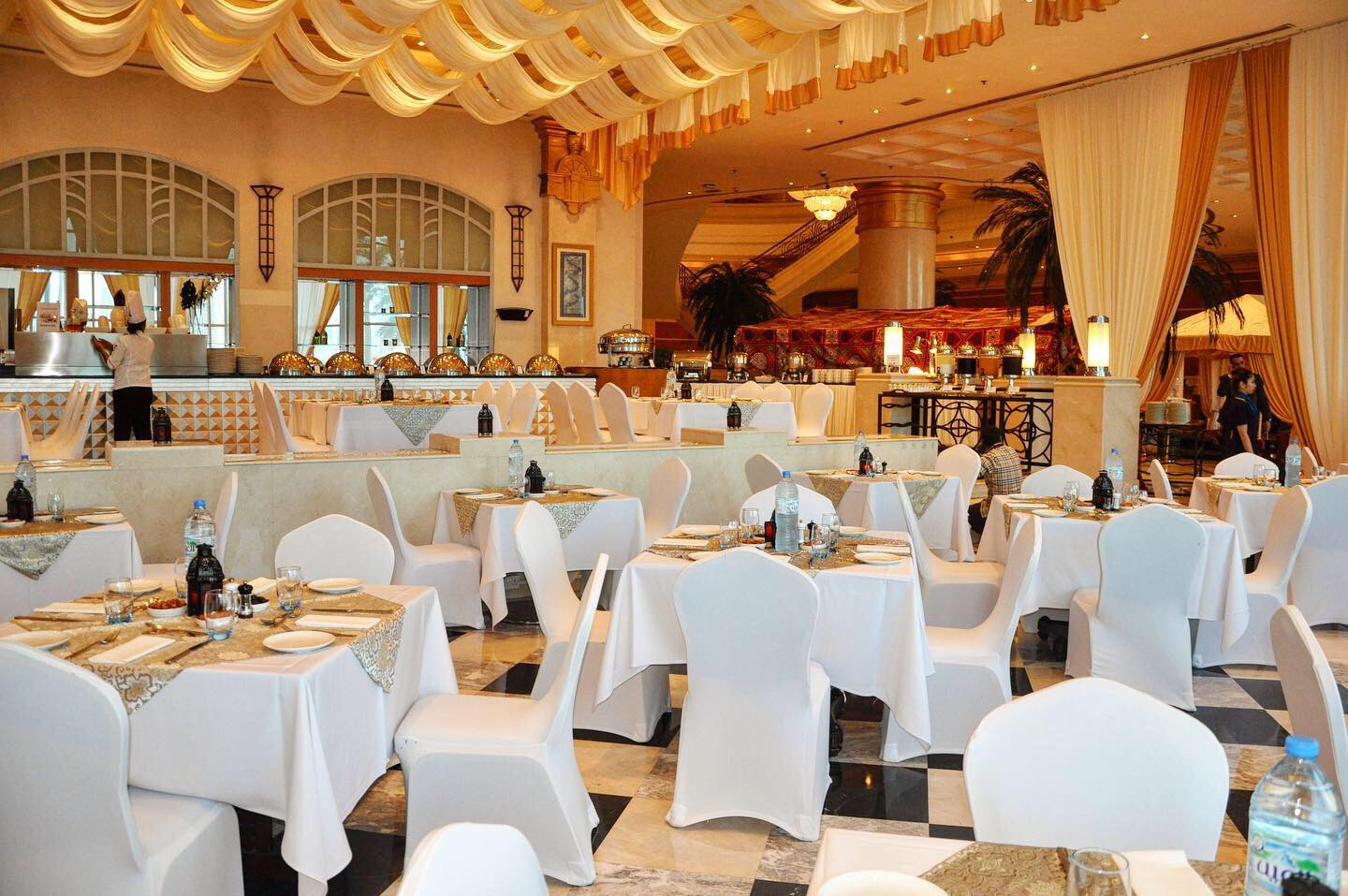 Corniche Hotel Sharjah-Restoran.jpg