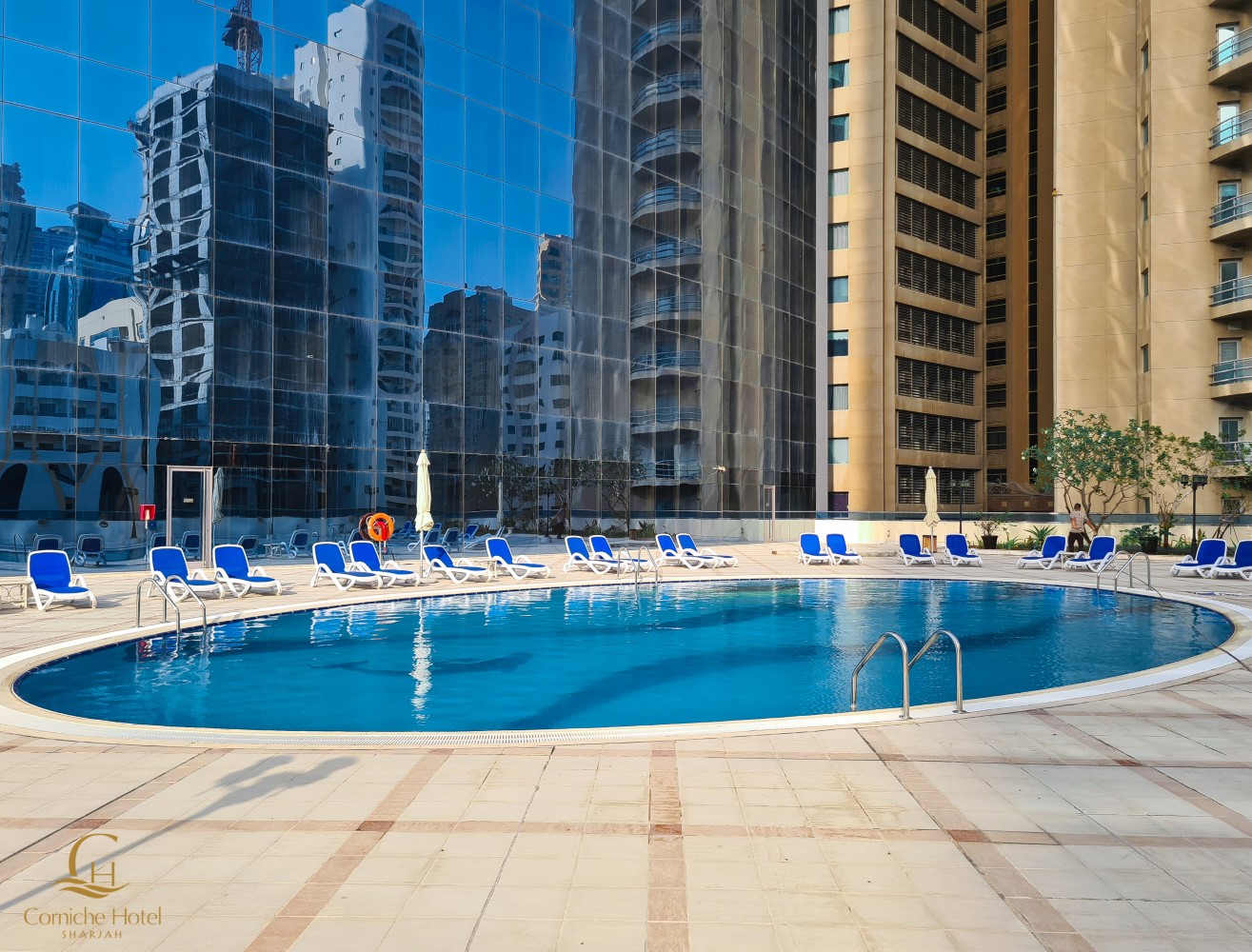 Corniche Hotel Sharjah-Spoljasnji bazen.jpg
