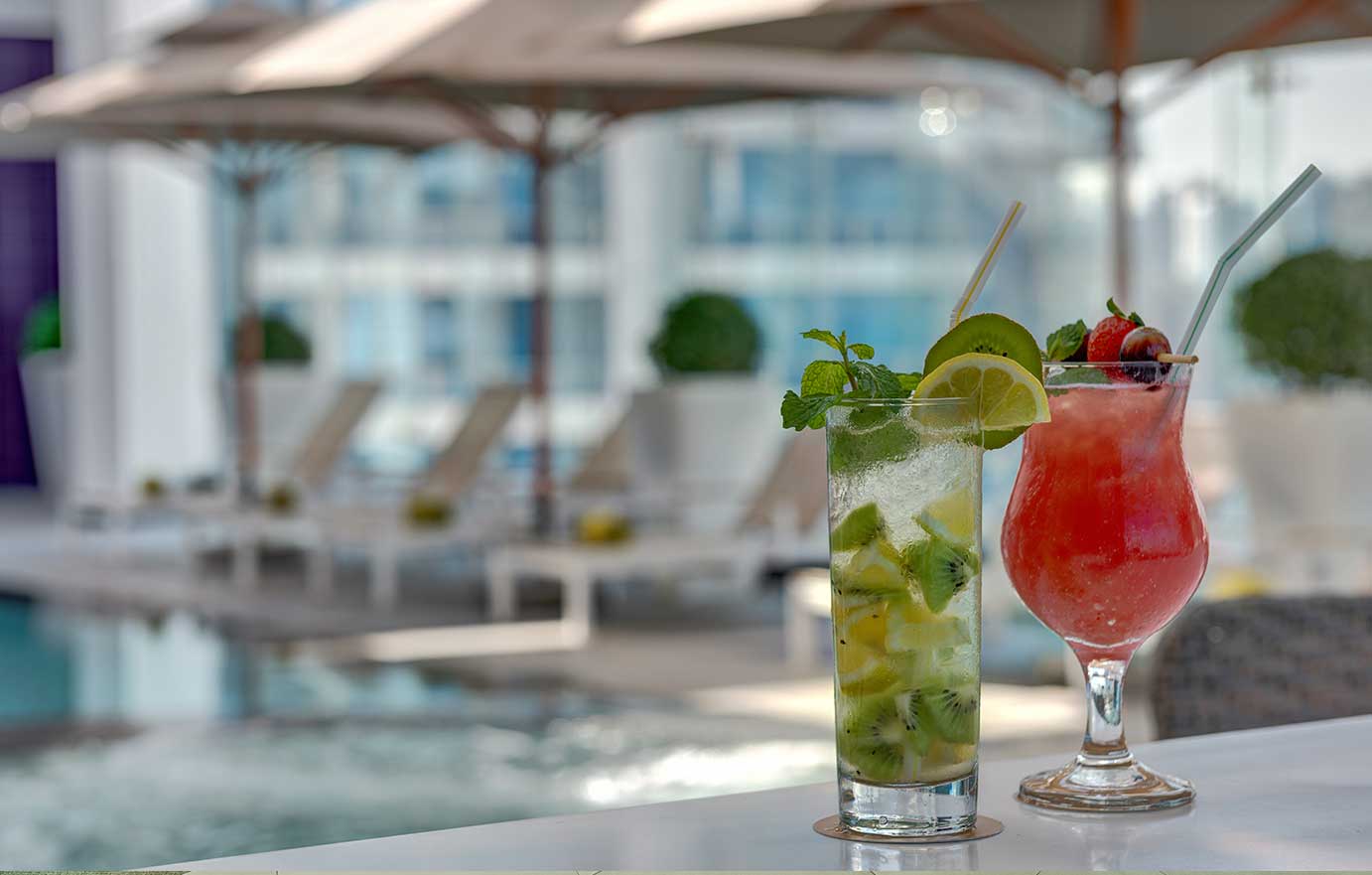 The Act Hotel Sharjah-Bar pored bazena.jpg