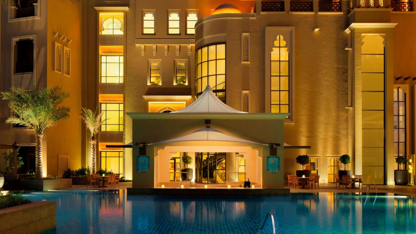 Sheraton Sharjah Beach Resort & Spa-Bar pored bazena.jpg