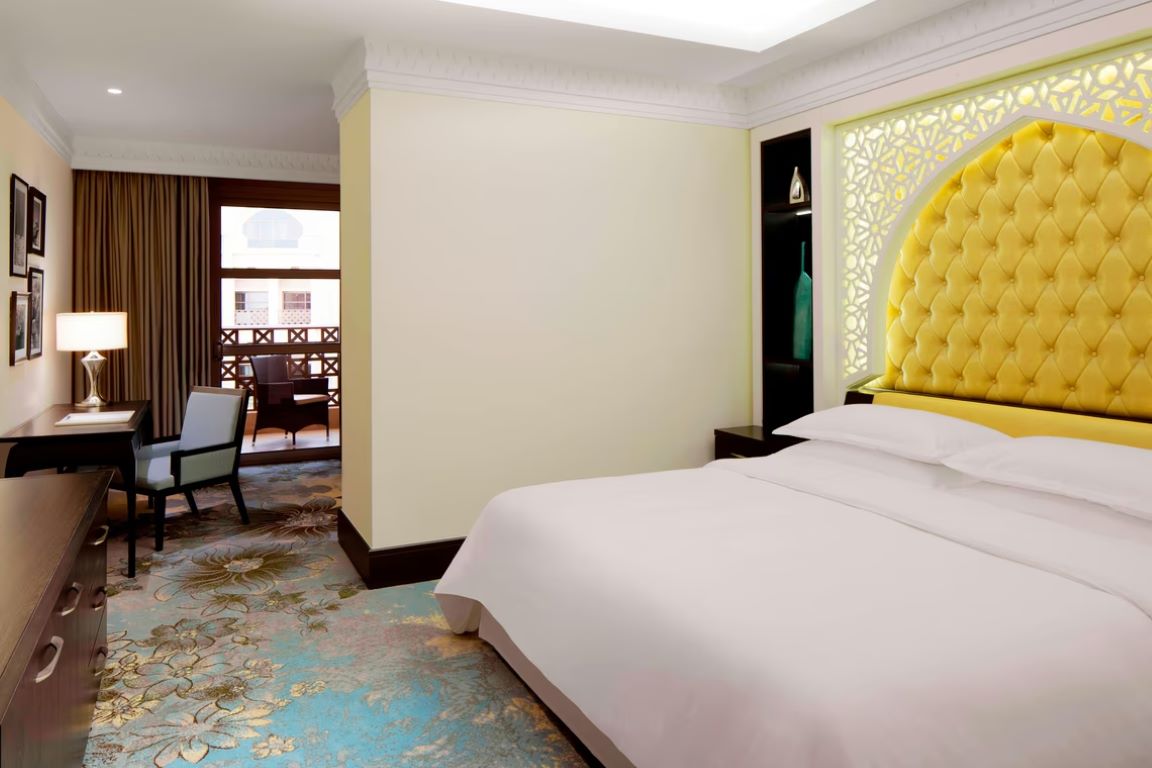 Sheraton Sharjah Beach Resort & Spa-Club soba pogled bazen.jpg