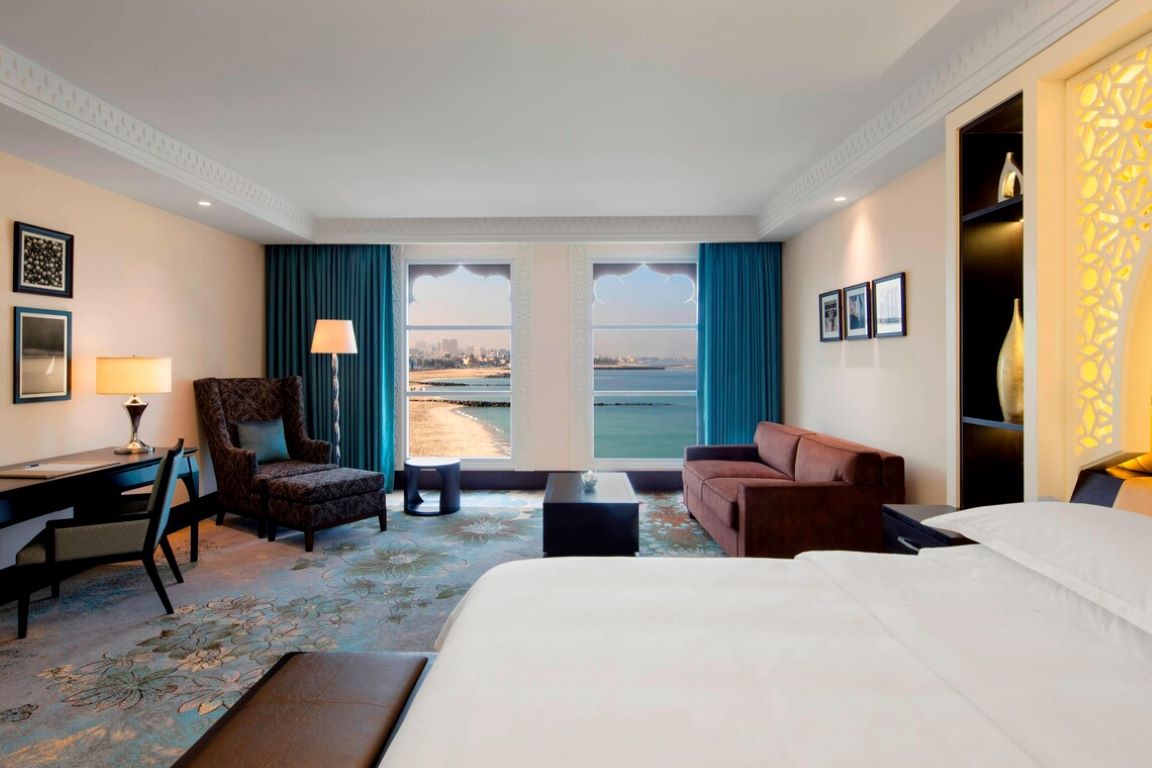 Sheraton Sharjah Beach Resort & Spa-Premier deluxe pogled more.jpg